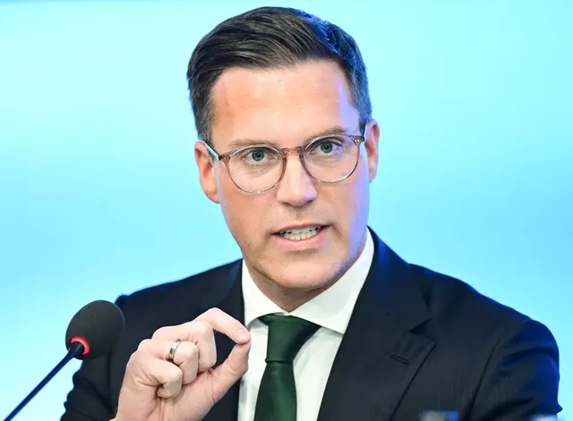 Der Innenminister will Betreiber von kritischer Infrastruktur stärker in die Pflicht nehmen. (Archivbild)  | Foto: Bernd Weißbrod/dpa