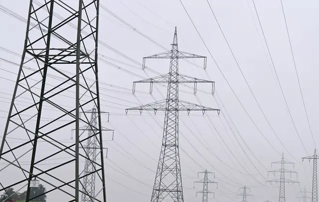 Ein defektes Kabel sorgte für einen Stromausfall in Tettnang. (Symbolbild) | Foto: Bernd Weißbrod/dpa