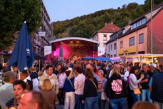 Tausende Besucher feierten am Freitagabend den Auftakt des Landstuhler Stadtfestes. Bei milden spätsommerlichen Temperaturen waren die Innenstadt, die drei Bühnen und die zahlreichen Stände bestens besucht. Das Fest geht am Samstag und Sonntag weiter. | Foto: Erik Stegner