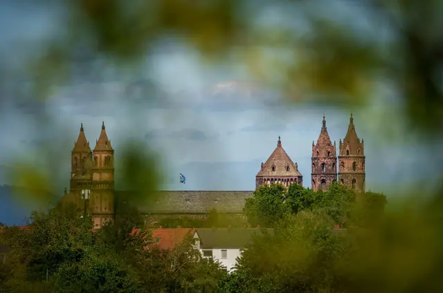 Worms ist Lutherstadt, weil Martin Luther auf dem Reichstag vor Kaiser Karl V. stand, und Nibelungenstadt, weil das Nibelungenlied die Stadt zum zentralen Schauplatz macht. (Archivbild) | Foto: Andreas Arnold/dpa