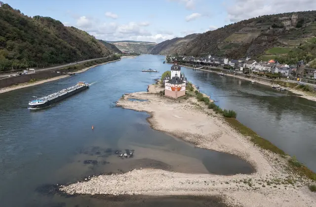 Der «Pegel Kaub» gilt für die Schifffahrt als kritischer Punkt bei der Frage nach einer durchgehenden Passierbarkeit des Flusses. (Archivbild) | Foto: Boris Roessler/dpa
