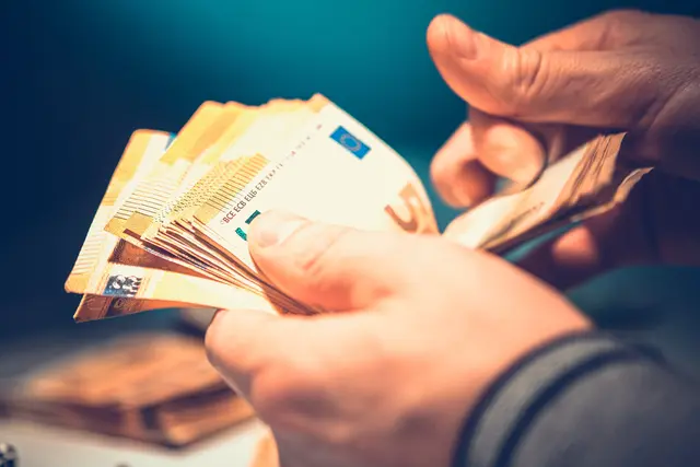 Auf dem Altstadtfest in Speyer wurde ein Wechselgeldkoffer mit 4000 Euro Bargeld gestohlen. Die Polizei sucht Zeugen, die am Fischmarkt verdächtige Beobachtungen gemacht haben. / Symbolfoto | Foto: Tomasz Zajda/stock.adobe.com