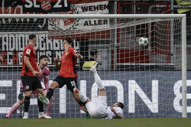 Julian Ulbricht trifft in Wiesbaden per Fallrückzieher für den Waldhof.  | Foto: Hetterich/PIX-Sportfotos