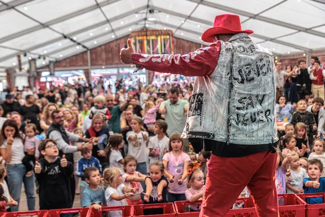 Markus Becker begeistert bei der Mühlburger Kerwe Groß und Klein: Bei seiner Piratenparty wurde am Sonntagnachmittag auf dem Fliederplatz gemeinsam getanzt, gesungen und gefeiert. | Foto: Paul Needham