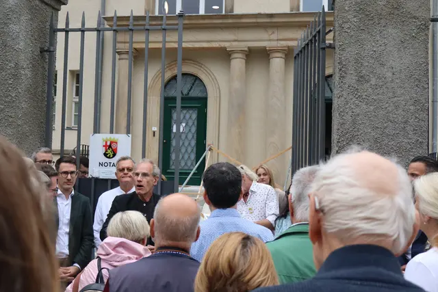 Thewalt begrüßt die wartenden Gäste zum Tag des offenen Denkmals.  | Foto: JG