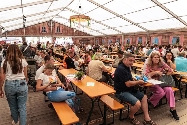 Die Mühlburger Kerwe lockte am Sonntag zahlreiche Besucher auf den Fliederplatz. Bei Musik, Fahrgeschäften und kulinarischen Angeboten herrschte den ganzen Tag über ausgelassene Kerwestimmung. | Foto: Paul Needham