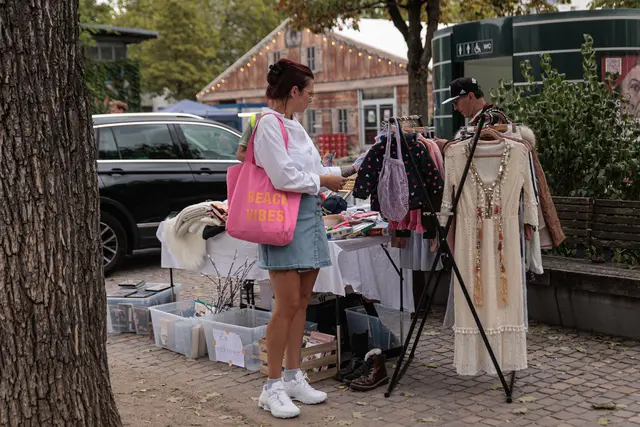 Shopping: Beim verkaufsoffenen Sonntag nutzten zahlreiche Besucher die Gelegenheit zum Bummeln und Shoppen in der Rheinstraße. | Foto: Paul Needham