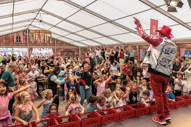 Markus Becker begeistert bei der Mühlburger Kerwe Groß und Klein: Bei seiner Piratenparty wurde am Sonntagnachmittag auf dem Fliederplatz gemeinsam getanzt, gesungen und gefeiert. | Foto: Paul Needham