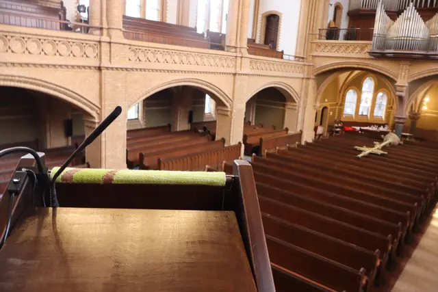 Der Blick von der Kanzel. Das Turmkreuz wurde vorsorglich abgenommen und auf die Kirchenbänke gelegt.  | Foto: JG
