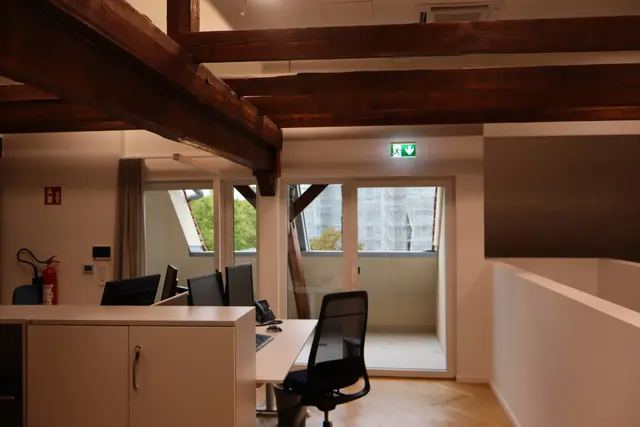 Der Dachstuhl wurde ausgebaut und nach neuesten Standards isoliert. Durch moderne Kühlungssysteme ist das Arbeiten auch im Sommer angenehm.  | Foto: JG