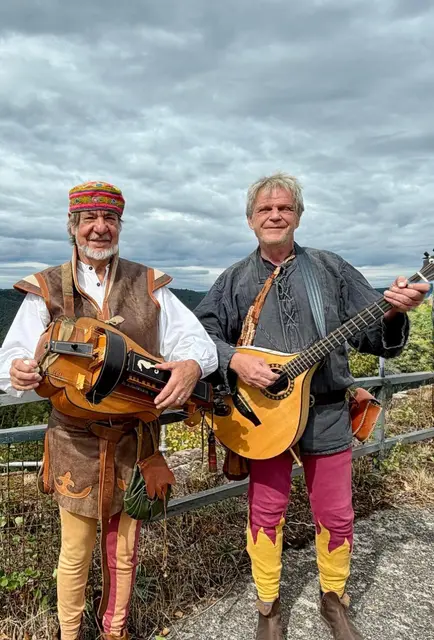 Die beiden Troubadoure ebenfalls in Tracht auf der Burg | Foto: Selfie Ernst Kaeshammer