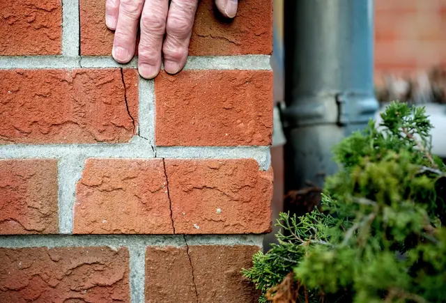 Nur selten richtet ein Erdbeben in Deutschland Schaden an, wie so ein Riss in der Hauswand. | Foto: Hauke-Christian Dittrich/dpa/dpa-mag