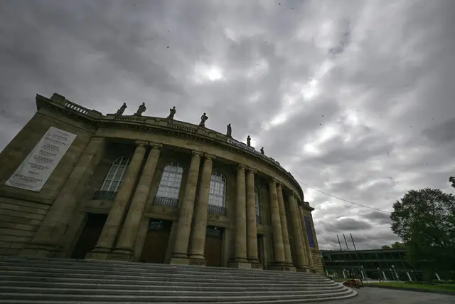 Wird die Stuttgarter Oper saniert oder nicht? Das ist offener denn je.  | Foto: Bernd Weißbrod/dpa