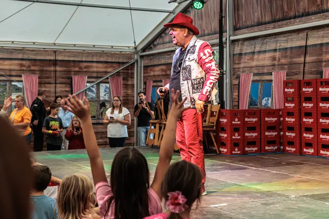 Markus Becker begeistert bei der Mühlburger Kerwe Groß und Klein: Bei seiner Piratenparty wurde am Sonntagnachmittag auf dem Fliederplatz gemeinsam getanzt, gesungen und gefeiert. | Foto: Paul Needham