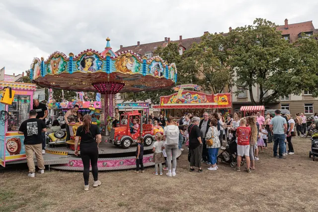Jahrmarkt: Fahrgeschäfte, Buden und kulinarische Angebote sorgten auf dem Fliederplatz für buntes Jahrmarkttreiben. | Foto: Paul Needham
