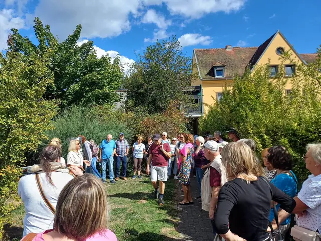 Bei der Kunstführung durch Kusel entdeckten rund 45 Interessierte bekannte und eher verborgene Kunstwerke in der Innenstadt neu. | Foto: Stadt Kusel