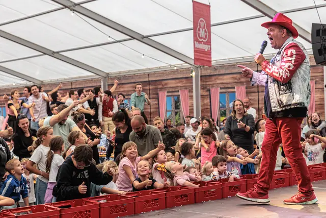 Markus Becker begeistert bei der Mühlburger Kerwe Groß und Klein: Bei seiner Piratenparty wurde am Sonntagnachmittag auf dem Fliederplatz gemeinsam getanzt, gesungen und gefeiert. | Foto: Paul Needham
