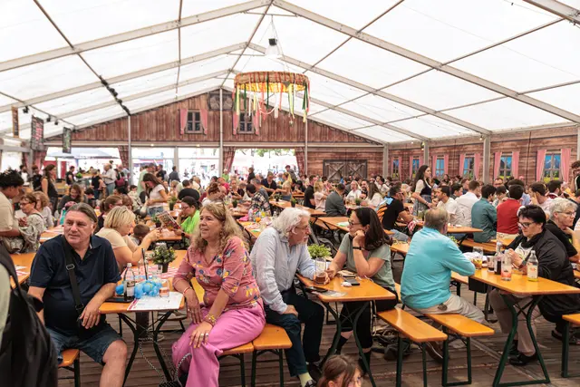 Die Mühlburger Kerwe lockte am Sonntag zahlreiche Besucher auf den Fliederplatz. Bei Musik, Fahrgeschäften und kulinarischen Angeboten herrschte den ganzen Tag über ausgelassene Kerwestimmung. | Foto: Paul Needham