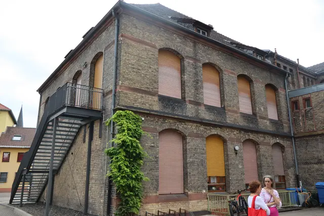 Das Gemeindehaus. Im 1. OG ist die Suppenküche untergebracht, im EG der Gemeindesaal.  | Foto: JG