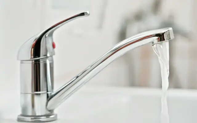 Leitungswasser und Abfluss im Haushalt. Im Abwasser landen auch Salz aus Enthärtungsanlagen, Medikamentenreste und Reinigungsmittel, die Kläranlagen nicht vollständig herausfiltern. | Foto: Lubo Ivanko/stock.adobe.com