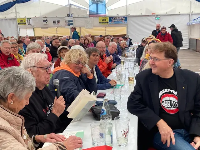 Im Festzelt wird es mundartlich: Pfälzer Poesie am letzten Wurstmarkttag. | Foto: Yvonne Petrina, Kulturamt Bad Dürkheim