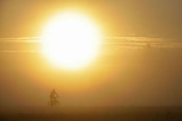 Vor dem Wetterwechsel wird es im Südwesten noch einmal warm.  | Foto: Thomas Warnack/dpa