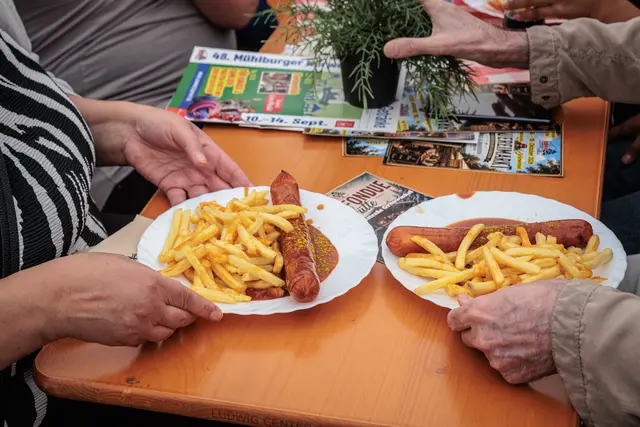 Jahrmarkt: Fahrgeschäfte, Buden und kulinarische Angebote sorgten auf dem Fliederplatz für buntes Jahrmarkttreiben. | Foto: Paul Needham