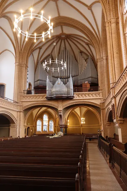Die Kirche hat eine Klinkerfassade, auch im Kirchenschiff sind Klinkerelemente an Schmuckelementen und in den Säulen verbaut.  | Foto: JG