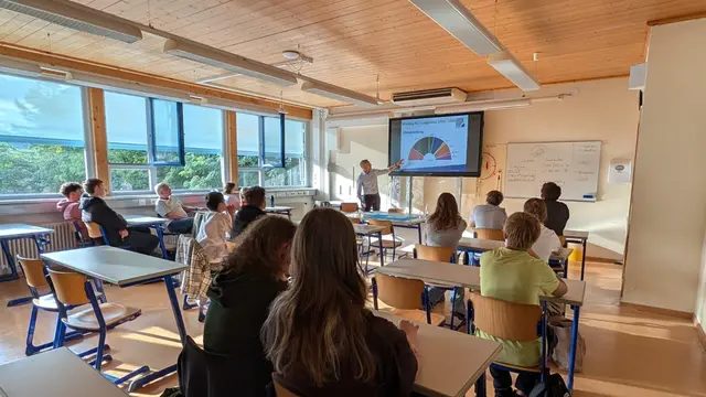 Landrat Ralf Leßmeister hat im Sickingen-Gymnasium Landstuhl mit Schülerinnen und Schülern über Kommunalpolitik und Demokratie gesprochen. | Foto: Kreisverwaltung Kaiserslautern