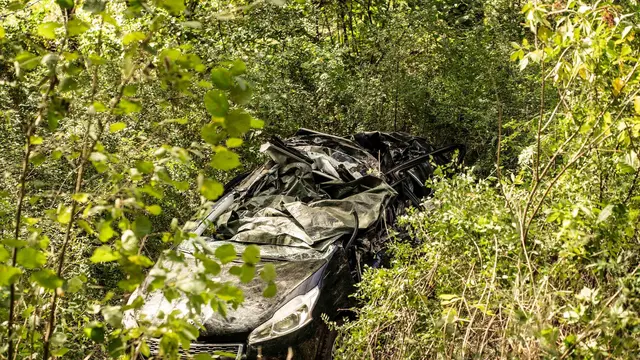 Die Einsatzkräfte fanden die beiden Toten in dem stark beschädigten Auto. | Foto: Christian Schulz/Foto Hosser/dpa