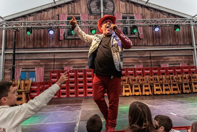 Markus Becker begeistert bei der Mühlburger Kerwe Groß und Klein: Bei seiner Piratenparty wurde am Sonntagnachmittag auf dem Fliederplatz gemeinsam getanzt, gesungen und gefeiert. | Foto: Paul Needham