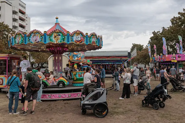 Jahrmarkt: Fahrgeschäfte, Buden und kulinarische Angebote sorgten auf dem Fliederplatz für buntes Jahrmarkttreiben. | Foto: Paul Needham