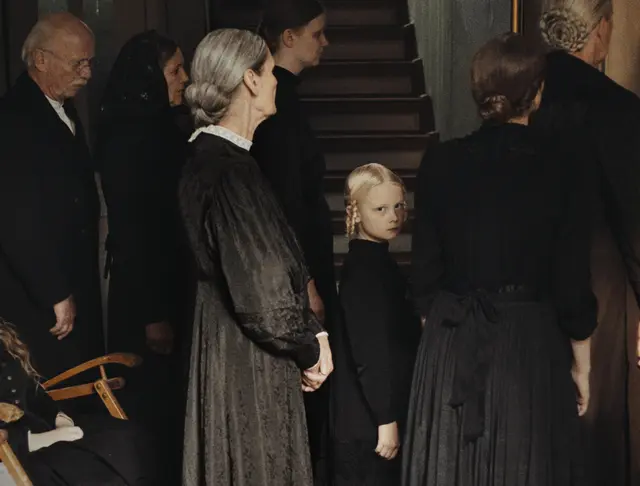 In die Sonne schauen: Alma nimmt mit ihrer Familie an einer Totenfeier teil, eine Szene aus dem Drama, das die neue Arthouse-Kollektion im ZDF-Streaming-Portal eröffnet. | Foto: ZDF, Foto: Fabian Gamper/Studio Zentral