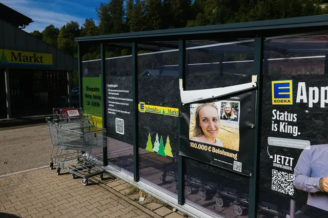 Ein Suchplakat hängt weiter an dem Supermarkt in Todtmoos, bei dem Scarlett zum letzten Mal gesehen wurde. | Foto: Philipp von Ditfurth/dpa