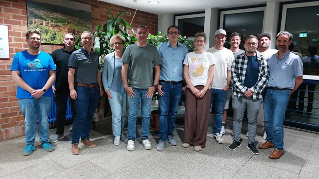 Die neugewählte Vorstandschaft des Fördervereins der Grundschule Dahn mit den beiden Vorständen Jochen Schwarzmüller (Sechster von links) und Verena Blank (Sechste von rechts) sowie Schulleiter André Wünstel (Dritter von links). | Foto: Bastian Meyer