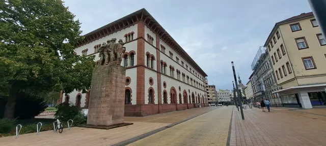 Die Fruchthalle in Kaiserslautern wird zur Bühne für die letzte Aufführung von „750 Jahre sind nicht genug!“. | Foto: Monika Klein