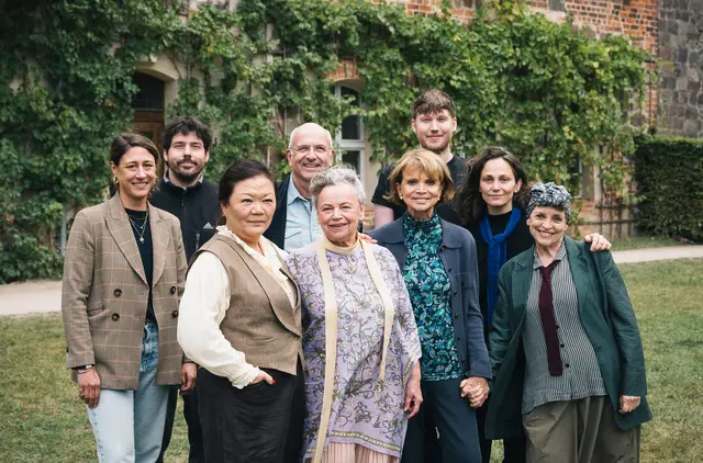 Wir vier und der Tote im Kloster: Das Ermittlerinnen-Quartett trifft sich beim Drehstart zur Fortsetzung der Krimikomödie. | Foto: SWR - Das Erste, Foto: SWR/BetaBerlin/ElliottKreyenberg