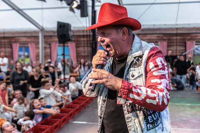 Markus Becker begeistert bei der Mühlburger Kerwe Groß und Klein: Bei seiner Piratenparty wurde am Sonntagnachmittag auf dem Fliederplatz gemeinsam getanzt, gesungen und gefeiert. | Foto: Paul Needham