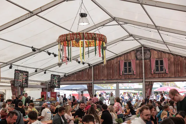 Die Mühlburger Kerwe lockte am Sonntag zahlreiche Besucher auf den Fliederplatz. Bei Musik, Fahrgeschäften und kulinarischen Angeboten herrschte den ganzen Tag über ausgelassene Kerwestimmung. | Foto: Paul Needham