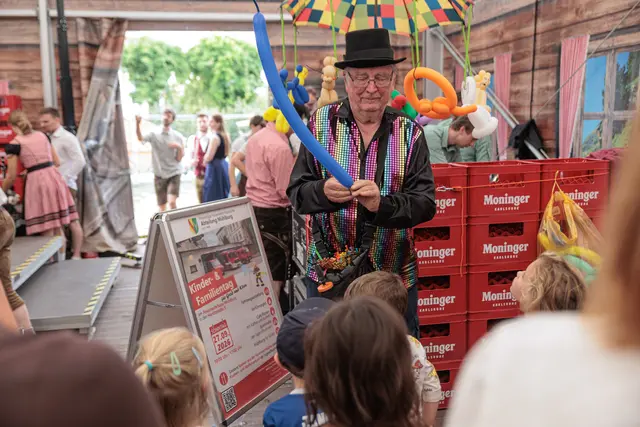Jahrmarkt: Fahrgeschäfte, Buden und kulinarische Angebote sorgten auf dem Fliederplatz für buntes Jahrmarkttreiben. | Foto: Paul Needham