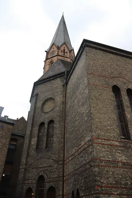 Die Klinker, die zur Rohrlachstraße hin verbaut sind, zeigen deutliche Ablagerungen durch Emissionen. Sie enthalten weniger Sandstein als die Klinker, die an der Frontseite verbaut sind.  | Foto: JG
