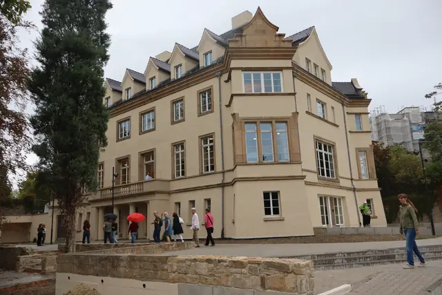 Die Villa Raschig verfügt über einen großen Garten. Anneliese Raschig beschäftigte mehrere Gärtner. Heute ist die Grünanlage Baumgarten.  | Foto: JG