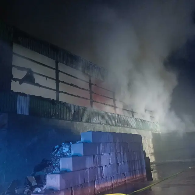 Großeinsatz der Feuerwehr in Herdecke: In einem abfallverwertenden Betrieb im Gewerbegebiet Loerfeld brennt es. Straßen sind gesperrt, die Bevölkerung soll Fenster und Türen geschlossen halten. | Foto: Feuerwehr Herdecke