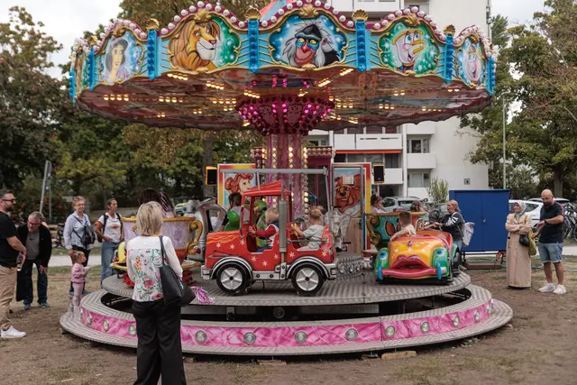 Jahrmarkt: Fahrgeschäfte, Buden und kulinarische Angebote sorgten auf dem Fliederplatz für buntes Jahrmarkttreiben. | Foto: Paul Needham