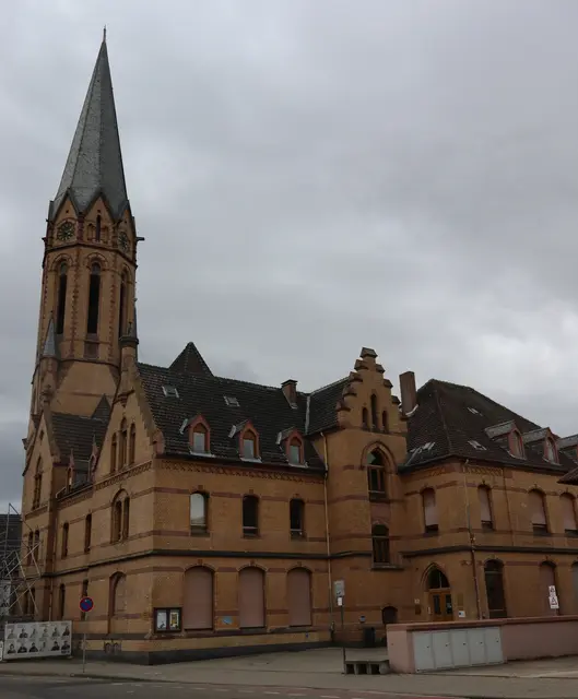Die Kirche ist ist umgeben von einem Gebäudekomplex. Dieser ist eine Kopie eines Gebäudes einer Kirchengemeinde in den Ostländern. Architekt war. Johannes Otzen.  | Foto: JG