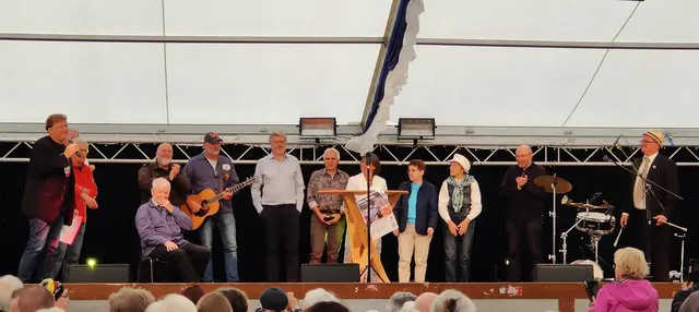 Bei der Pfälzer Poesie im großen Festzelt erinnern Künstler und Publikum auch an Reinhard Brenzinger und Paul Tremmel. | Foto: Yvonne Petrina, Kulturamt Bad Dürkheim