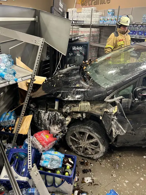 Auto landet in Supermarkt - Fahrerin verletzt | Foto: -/Feuerwehr Sigmaringen/dpa