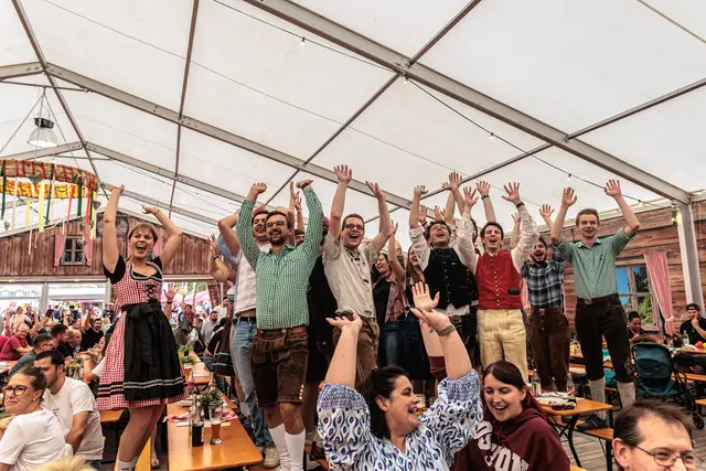 Markus Becker begeistert bei der Mühlburger Kerwe Groß und Klein: Bei seiner Piratenparty wurde am Sonntagnachmittag auf dem Fliederplatz gemeinsam getanzt, gesungen und gefeiert. | Foto: Paul Needham