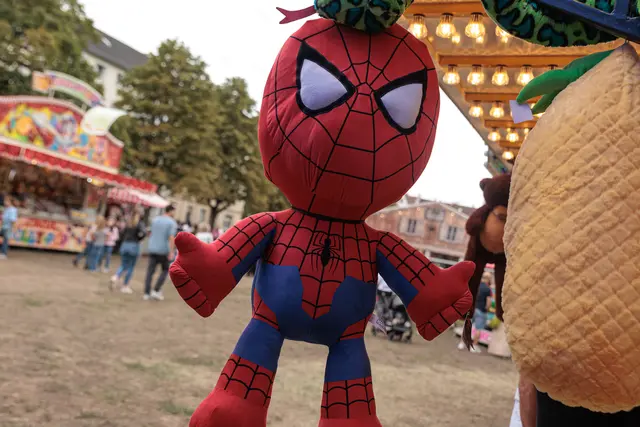 Jahrmarkt: Fahrgeschäfte, Buden und kulinarische Angebote sorgten auf dem Fliederplatz für buntes Jahrmarkttreiben. | Foto: Paul Needham