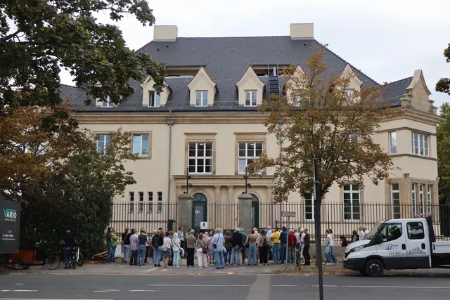 Ansturm vor der Villa Raschig ab 11 Uhr: Die Villa wurde ab 2023 umfassend saniert.  | Foto: JG